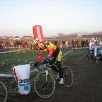 azencross-cv-sm-nys on stybar wheel with pauwels wellens and vervecken behind.jpg